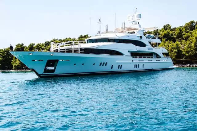 A-private-yacht-charter-in-Dubai-for-your-family-trip